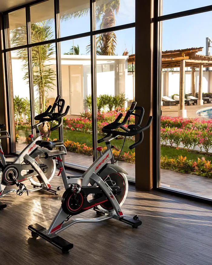 Gimnasio con vista a la alberca